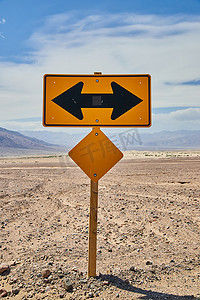 黄色路标 T 形交叉路口左或右在沙漠中