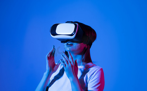 虚拟现实现实摄影照片_女工程师、VR 耳机建筑师的特写，在工作室处理工程项目。