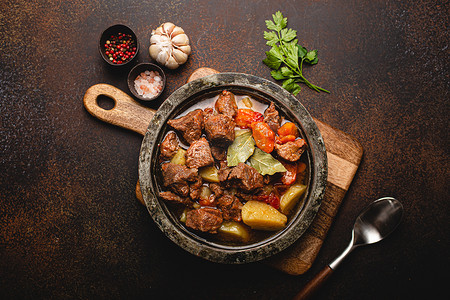 乡村金属锅顶视图中的肉牛肉炖菜和肉汁