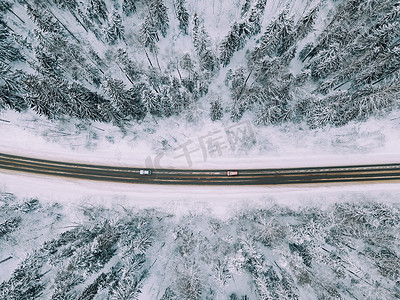 冬天雪路从上面。