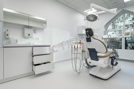 牙科优惠劵摄影照片_牙科医疗办公室内部、特殊设备