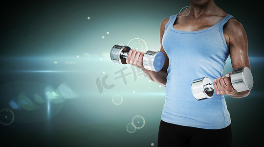 哑铃线条摄影照片_肌肉发达的女人用哑铃锻炼的复合图像