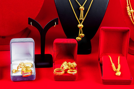 黄金普雅摄影照片_配饰和黄金首饰项链展示架，红色天鹅绒面料上配有金项链。