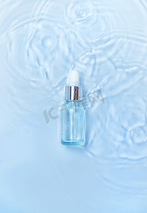 瓶子里的化妆品在水中，皮肤水合作用的概念。
