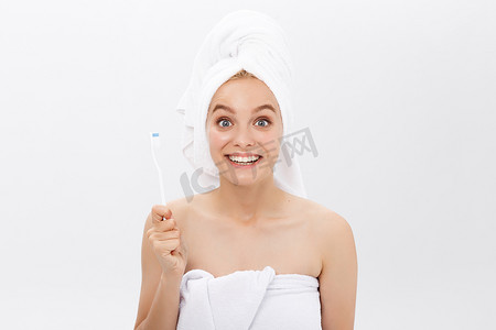 快乐有趣的少女刷牙。