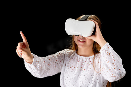 女孩、青少年佩戴 VR 眼镜与虚拟现实互动、娱乐技术概念