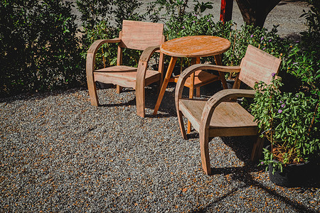 后院热带花园的老式木椅