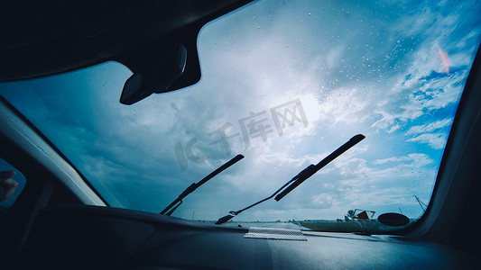 雨中背景摄影照片_雨中刷车的工作。