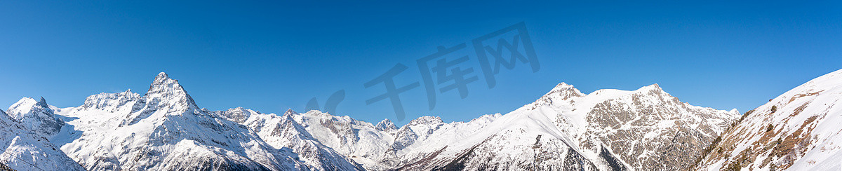 俄罗斯高加索地区冬季雪山全景，蓝天