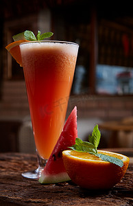 红色果汁摄影照片_玻璃西瓜和橙色冰沙
