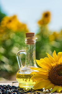 田间地头字摄影照片_田间瓶子里的葵花籽油。