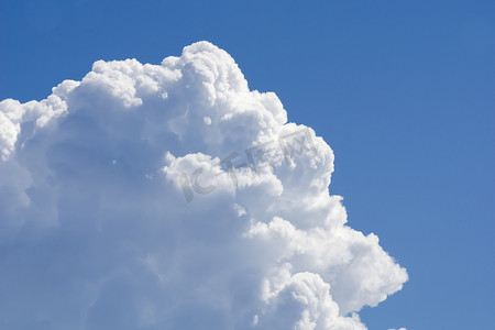 大朵云彩摄影照片_蓝天白云映衬下的大朵白云