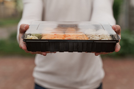 盒子里的特写寿司健康食品配送在线服务。