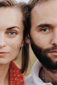 中年夫妇、男人和女人脸靠在一起的裁剪肖像