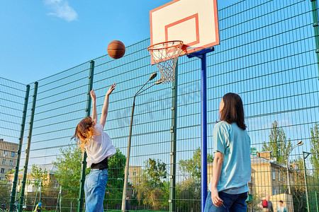 街头篮球摄影照片_朋友青少年打街头篮球、室外游乐场