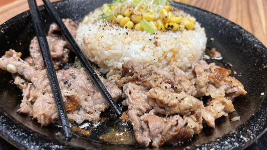 选择性焦点烤牛排配韩国酱烤肉，米饭上配胡椒片和甜玉米 — 韩国和日本美食风格