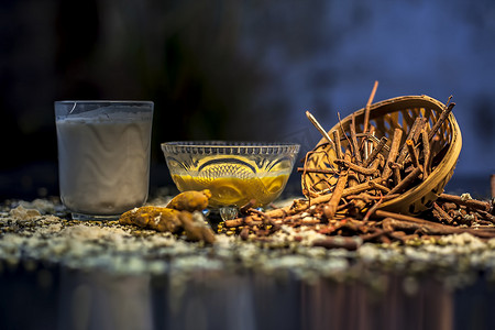 阿育吠陀血液净化剂和皮肤焕发光彩面膜，由 Manjistha、绿豆、haldi/姜黄和牛奶组成。