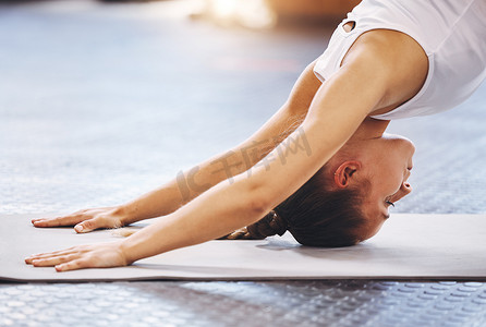 瑜伽、平衡和健康与活跃的健身女性一起在健身房或运动或普拉提课程中保持健康。