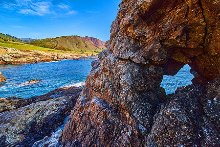 西海岸的岩石洞穴与海浪