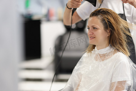 美容院用吹风机的头发造型过程