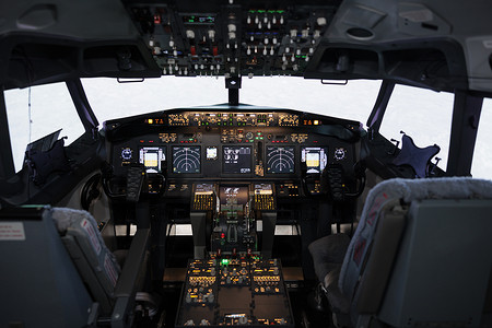 飞机驾驶舱摄影照片_飞机驾驶舱内无人配备电子飞行导航面板