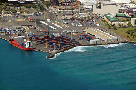 货船在 1 号码头卸货的航拍图、再利用夏威夷、医学院和水处理厂