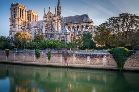 巴黎圣母院大教堂和塞纳河在阳光明媚的日子，法国