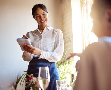 在室内餐厅工作的客户服务中的女服务员、笔记本和书写食品订单。