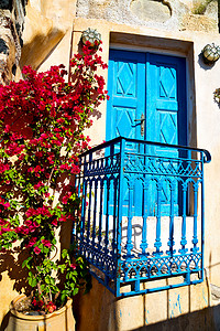 古色古香的村花白墙中的蓝色门