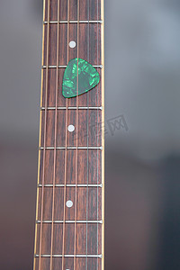 指板上的彩色吉他拨片，作为抽象背景