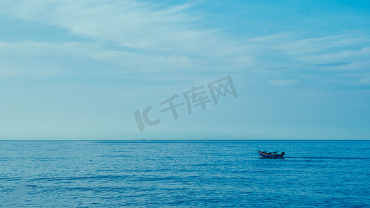 简单的背景 平静的深蓝色大海 渔船独自白色 苍白的浪花 开放的方式没有限制