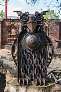 猫头鹰，用旧废铁制成的智慧的象征