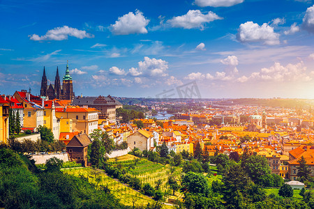 清池古镇摄影照片_布拉格在阳光明媚的一天，欣赏捷克共和国布拉格老城区的景色。