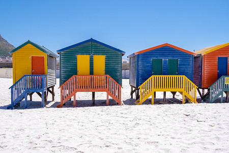 开普敦梅森堡海滩色彩缤纷的海滨别墅，海滩小屋，梅森堡，开普敦，福尔斯湾，南非