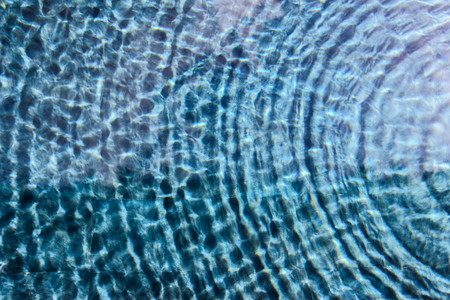 蓝色水面波纹背景摄影照片_水面波纹。