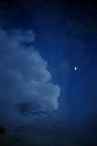 月亮的夜晚摄影照片_夜晚的天空