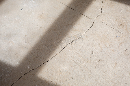 修复后地板上的混凝土水泥裂缝。
