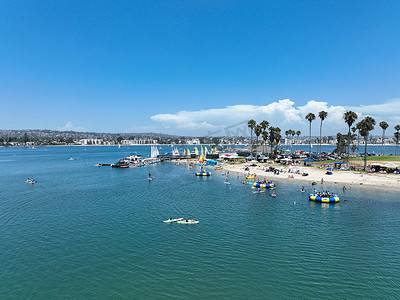 加利福尼亚州圣地亚哥使命湾水上运动区的鸟瞰图。