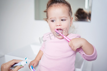 刷牙摄影照片_宝宝学习刷牙、牙齿和口腔卫生。