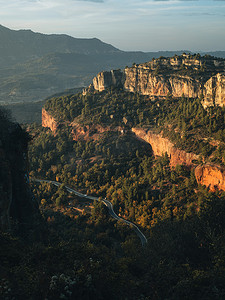 日落时的山曲线路，有汽车，欧洲绿色森林