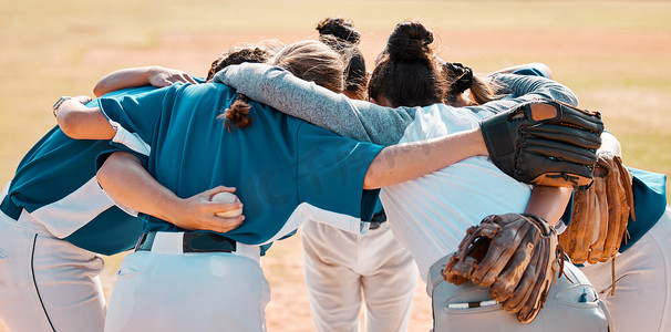 两只手碰在一起摄影照片_棒球、支持和团队一起在球场或球场上进行激励、比赛和训练，女运动员或俱乐部在夏季户外体育比赛中进行团队合作、协作和对话