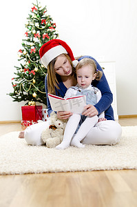 女孩和她妈妈在圣诞节读书