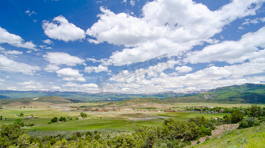 科罗拉多州圣胡安山脉山麓的乡村农业谷