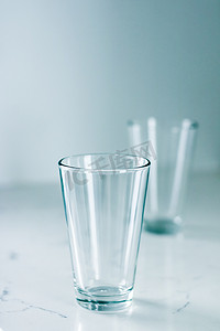 清洁大理石桌上的空玻璃杯