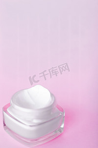 粉红色背景面霜保湿罐、保湿护肤乳液和提升乳液、豪华美容护肤品牌的抗衰老化妆品