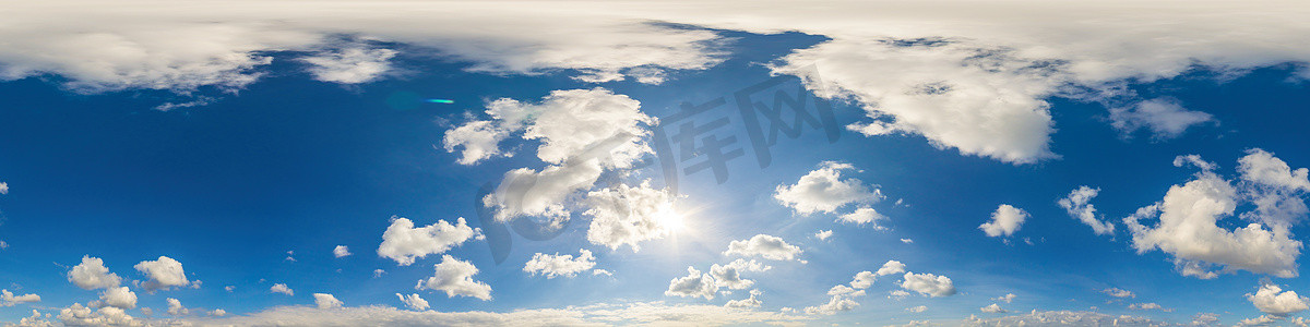球形脉络摄影照片_蓝天全景与蓬松的积云。