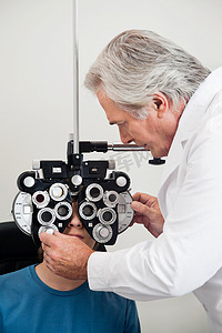 眼部检查摄影照片_使用综合验光仪进行眼睛检查