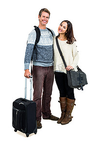 有轨电车车轮摄影照片_穿着暖和的衣服、带着行李的快乐夫妇的肖像