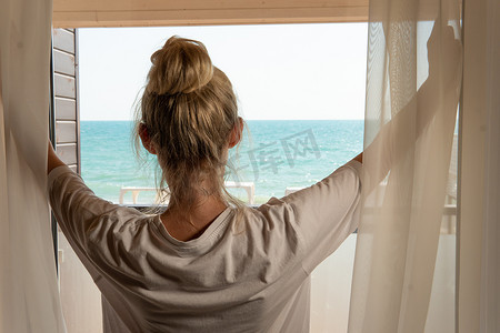 开窗户的人摄影照片_海家开窗帘女窗晨后景屋，为室内生活方式理念，为生活带来希望，幸福之美。