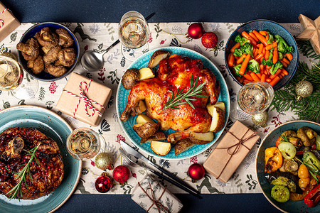 圣诞桌面视图，配有食物、酒和礼物